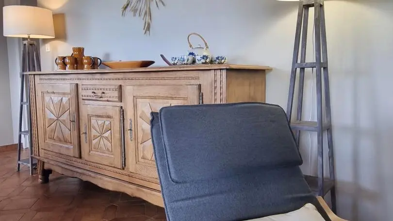Pièce à vivre : salle à manger - espace salon - accès au balcon.