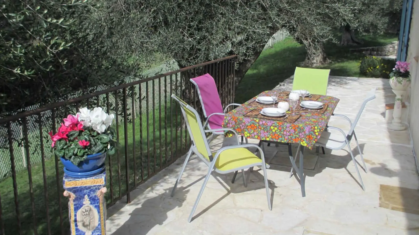 Terrasse Gîte L'Emiliana à Roquefort les Pins Gîtes de France Alpes-Maritimes