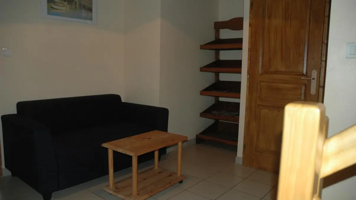 Un espace salon au premier étage pour des moments de lecture en toute tranquillité.