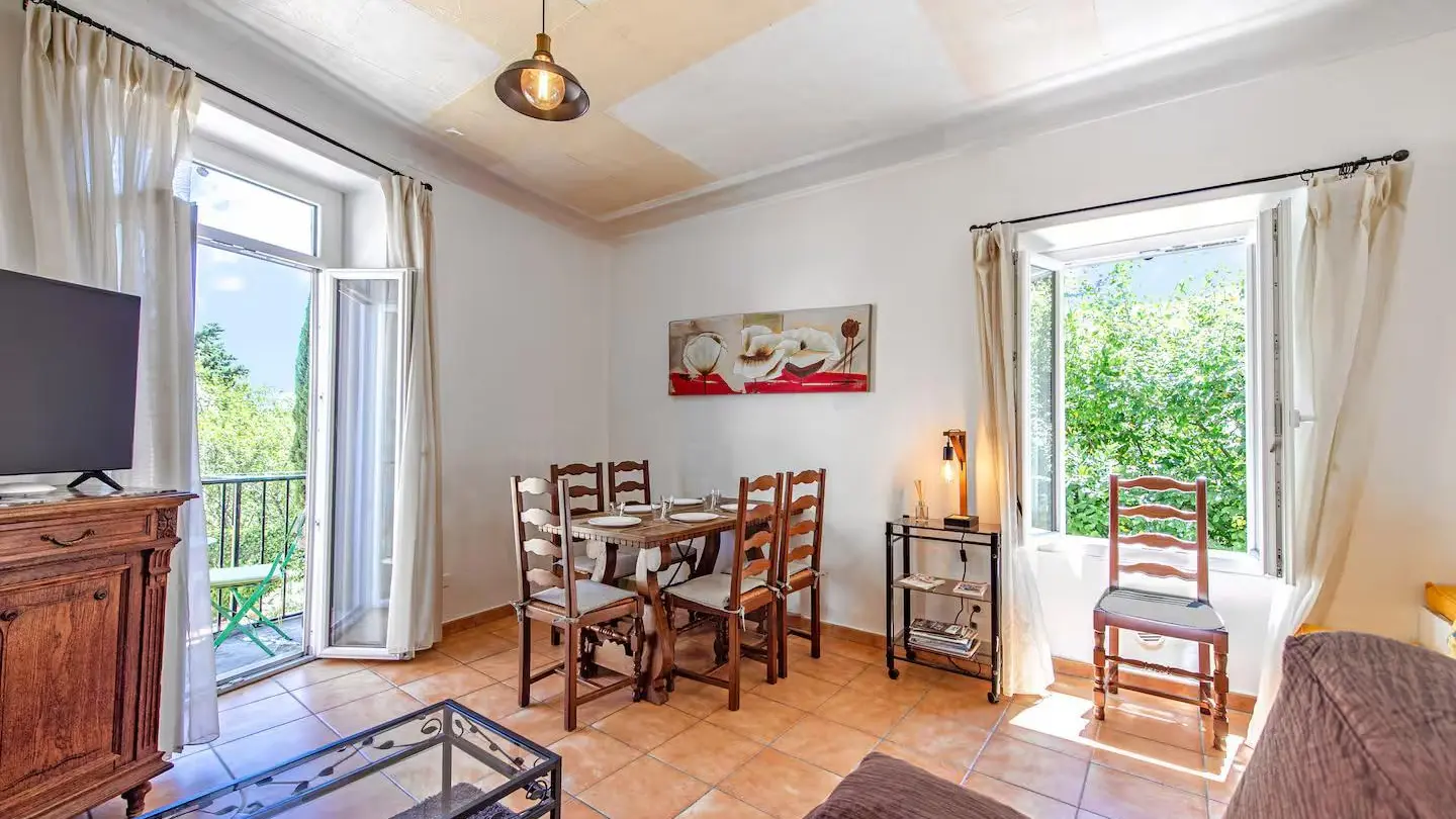Gîte Mitto - Espace repas ouvert sur balcon - La Turbie - Gîtes de France Alpes-Maritimes