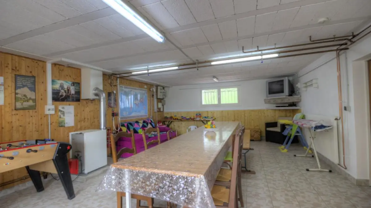 salle de jeux , buanderie et chauffage .