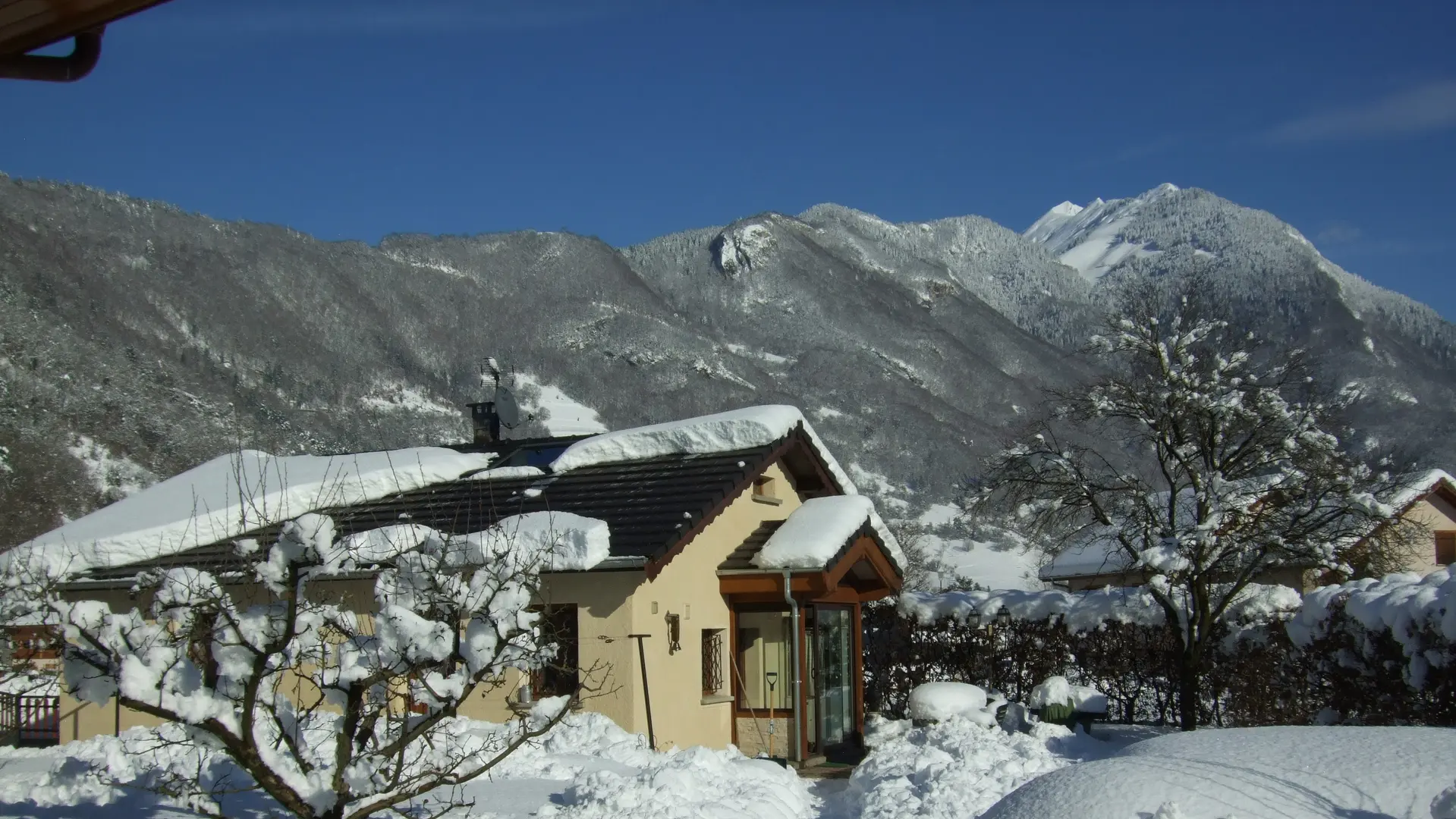 maison sous la neige