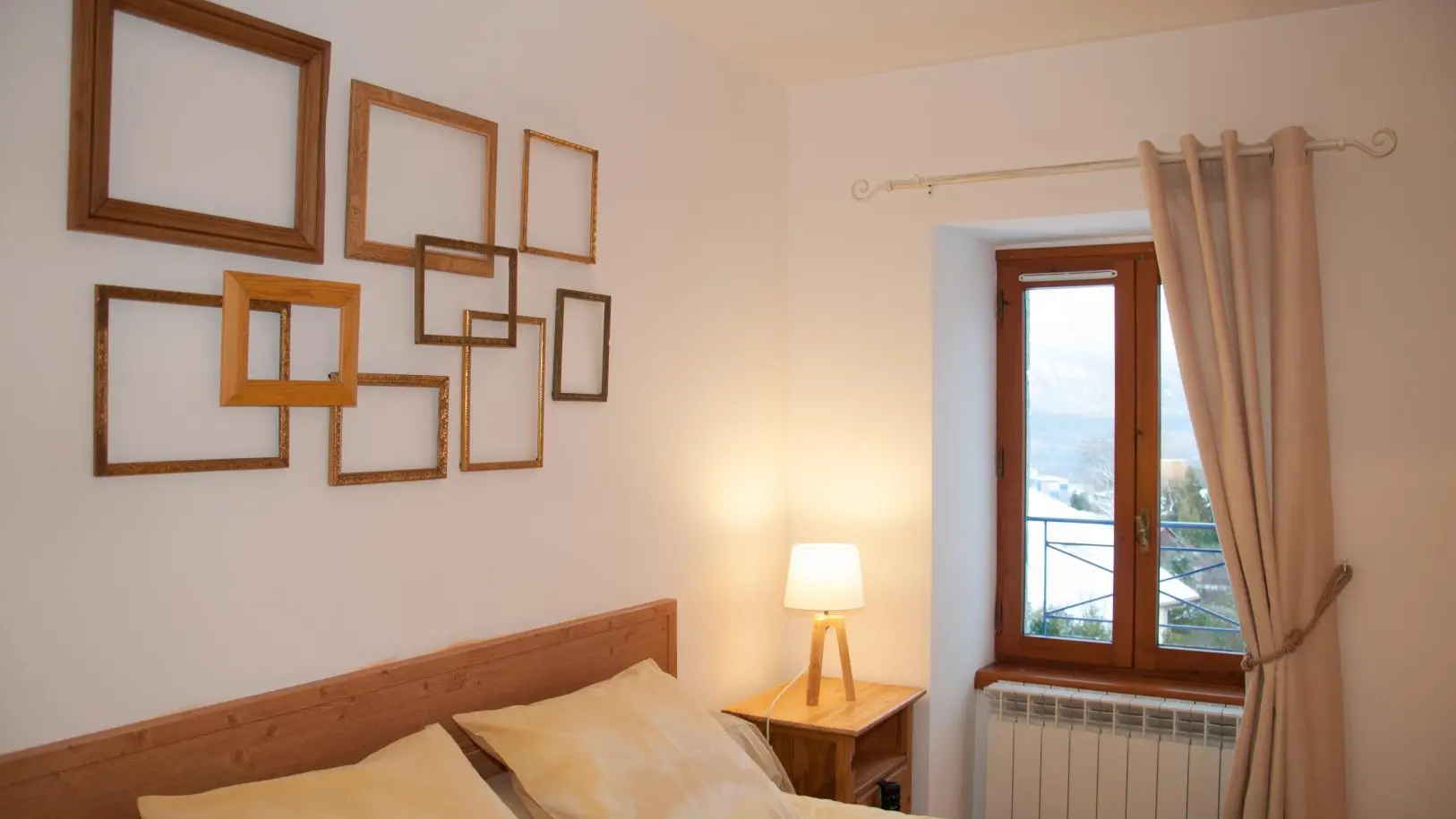 Chambre 1 orientée Est (Vue jardin). Lit de 160 cm (2 sommiers électriques de 80 cm)