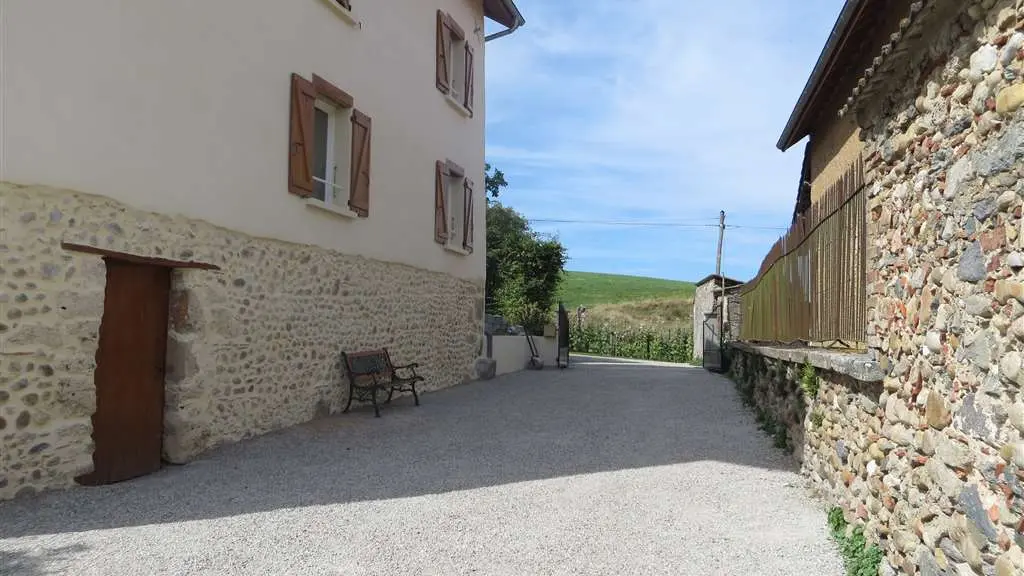 JEU DE BOULES, COUR - POSSIBILITÉS DE GARER 6 VOITURES