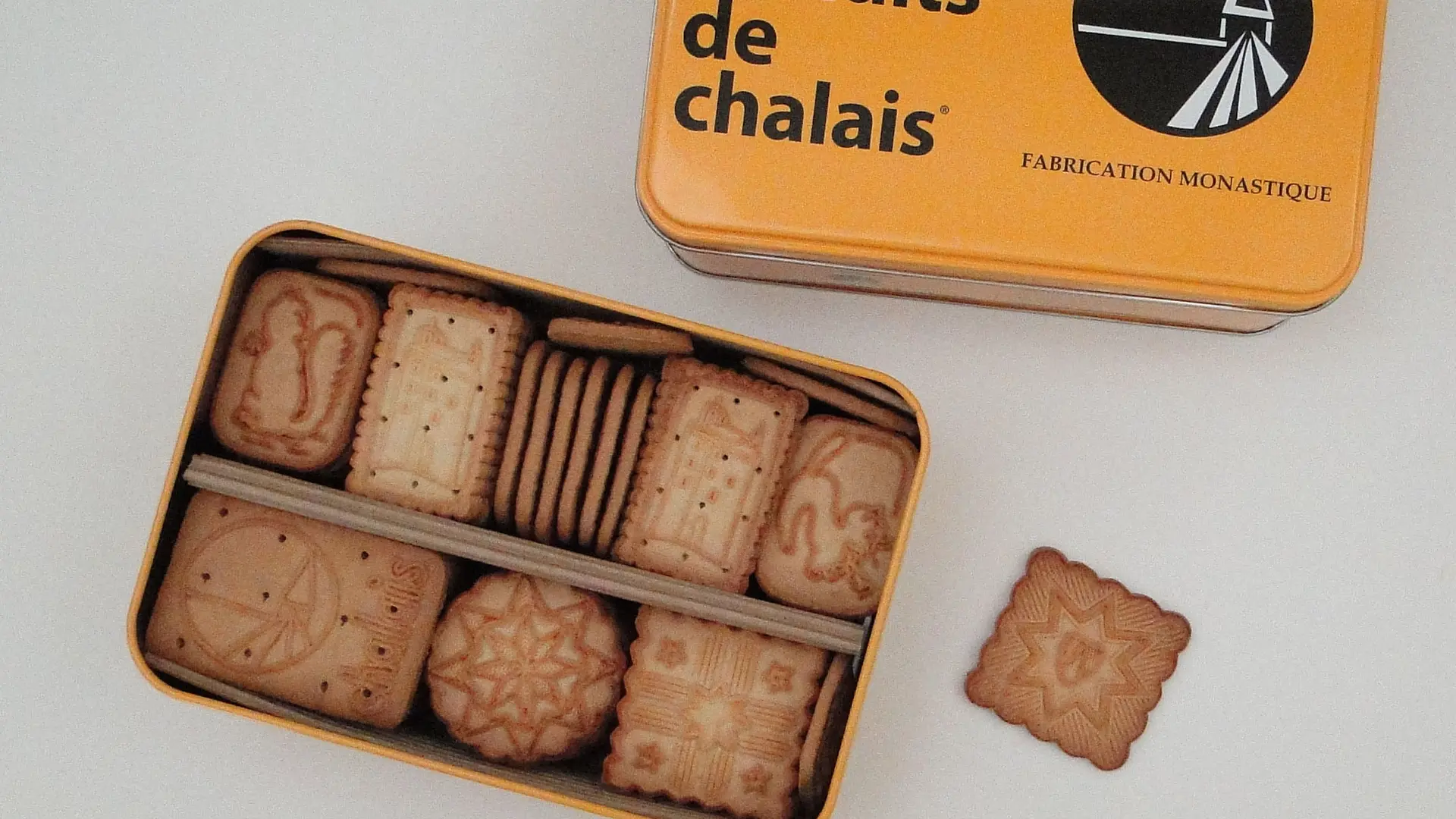 Assortiments de biscuits de Chalais dans leur boite