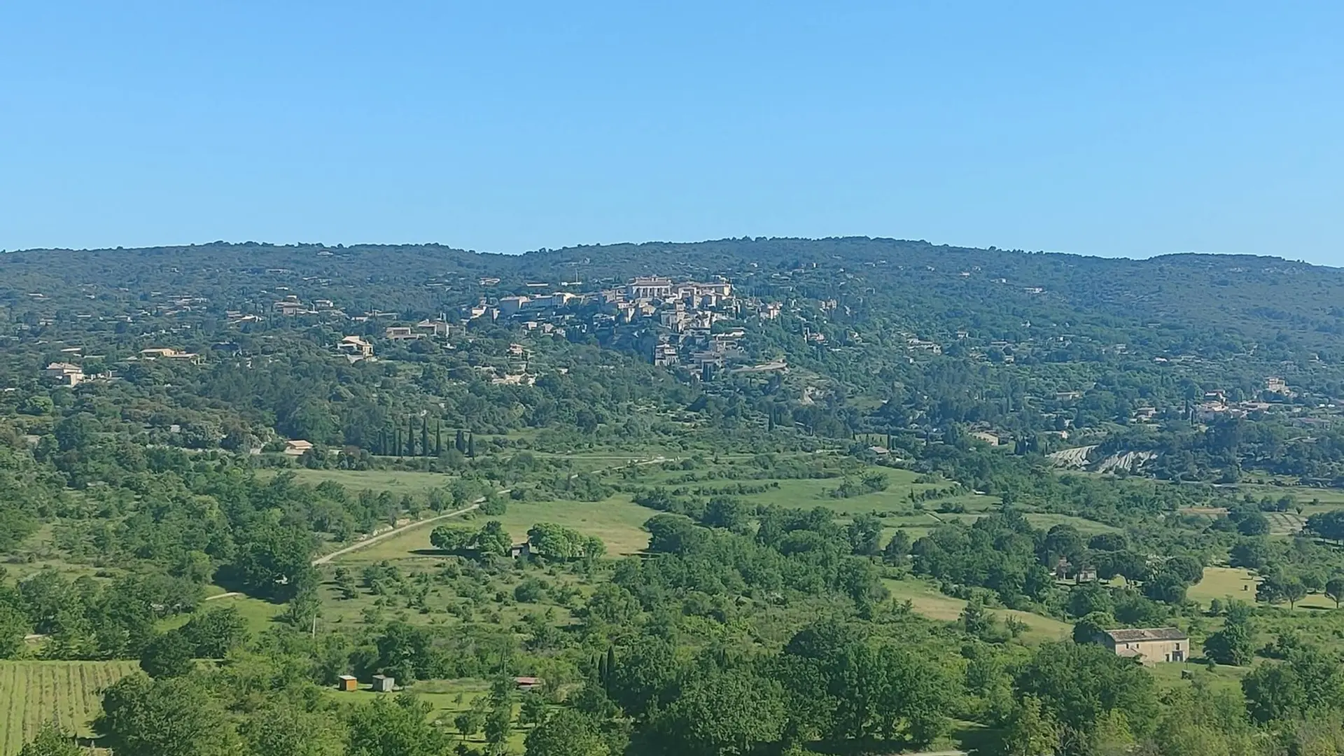 Le village depuis le col de Gordes