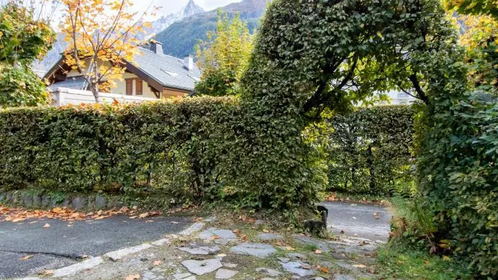 Allée du jardin aux premières couleurs d'automne