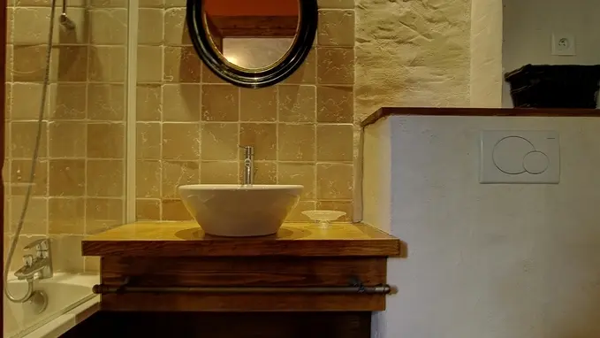 Salle de bain avec baignoire et wc.