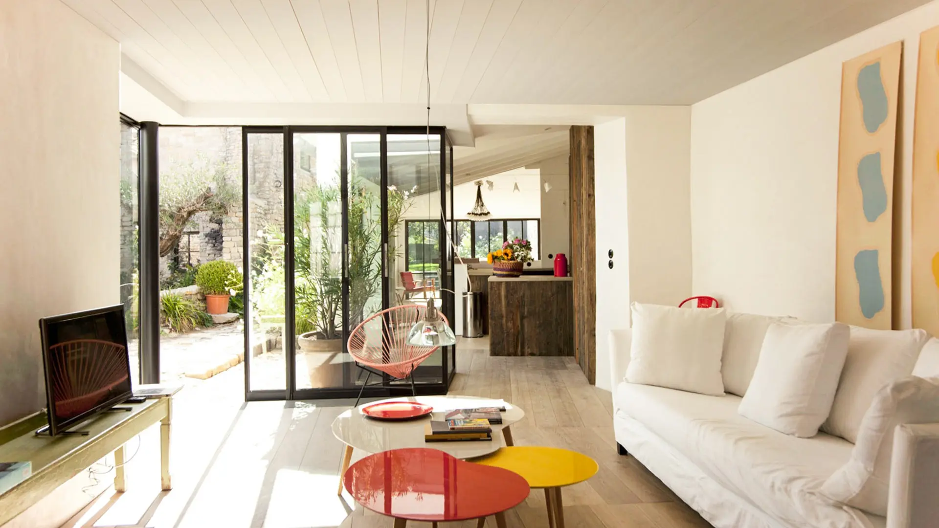 Wohnzimmer mit Blick nach draußen