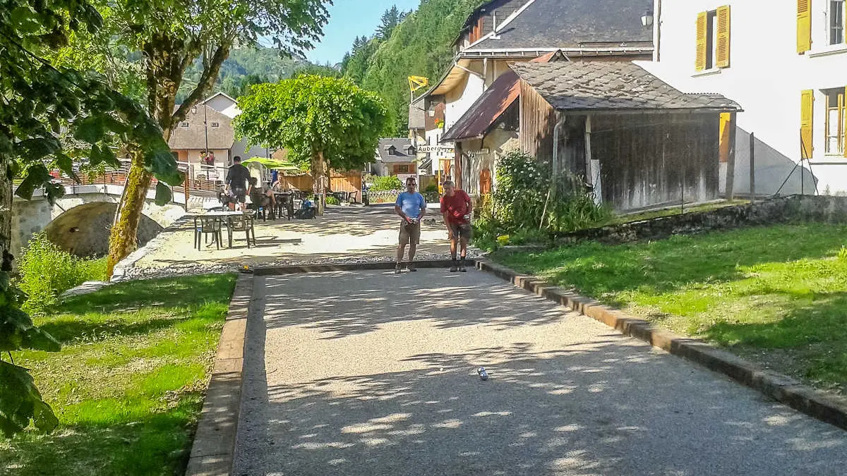 Nouveauté 2016, terrasse avec salon de jardin et jeu de boules