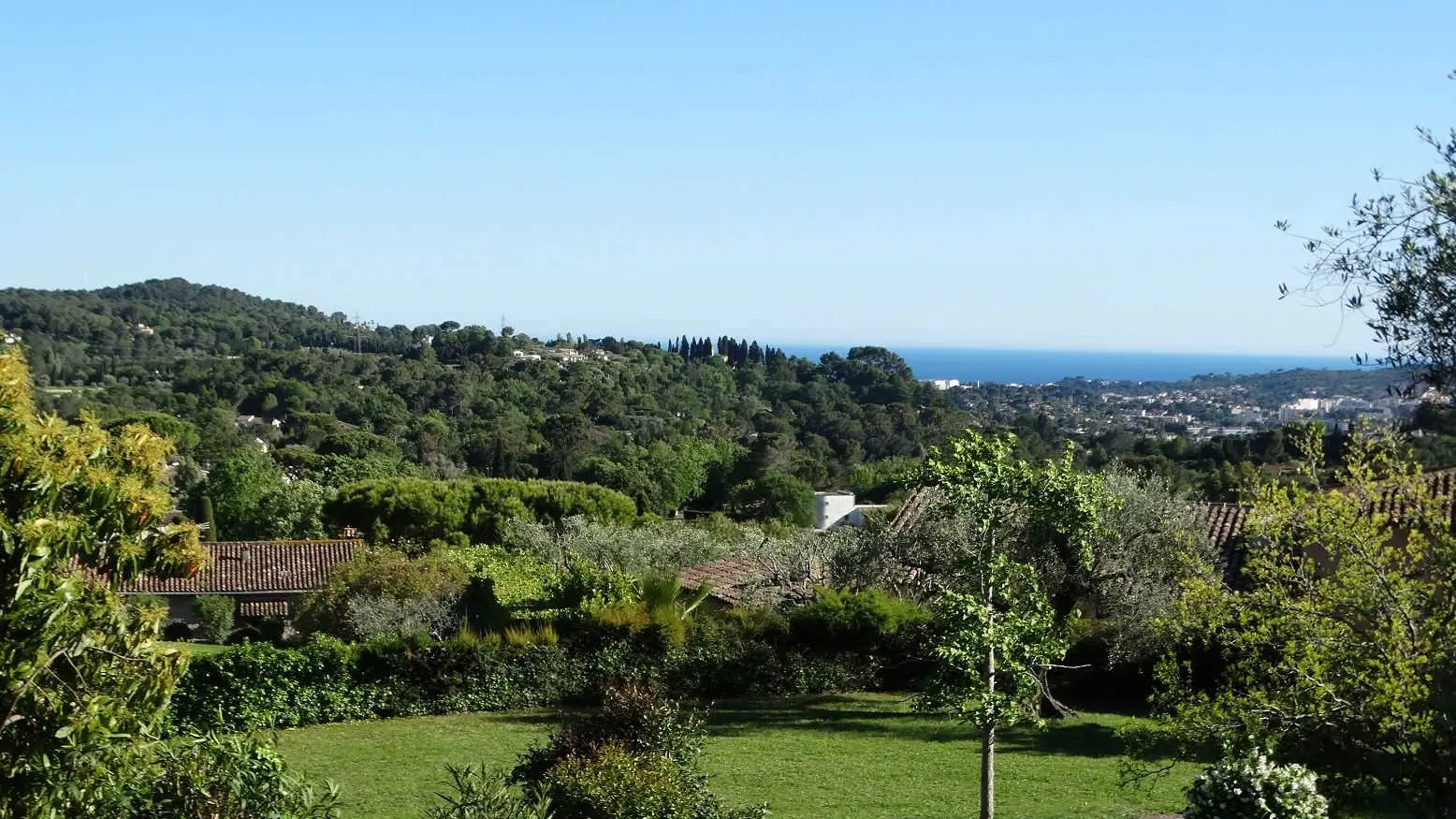 Gîte Villa les Seringas - Vue chambre 2 -Mougins-Gîtes de France Alpes-Maritimes