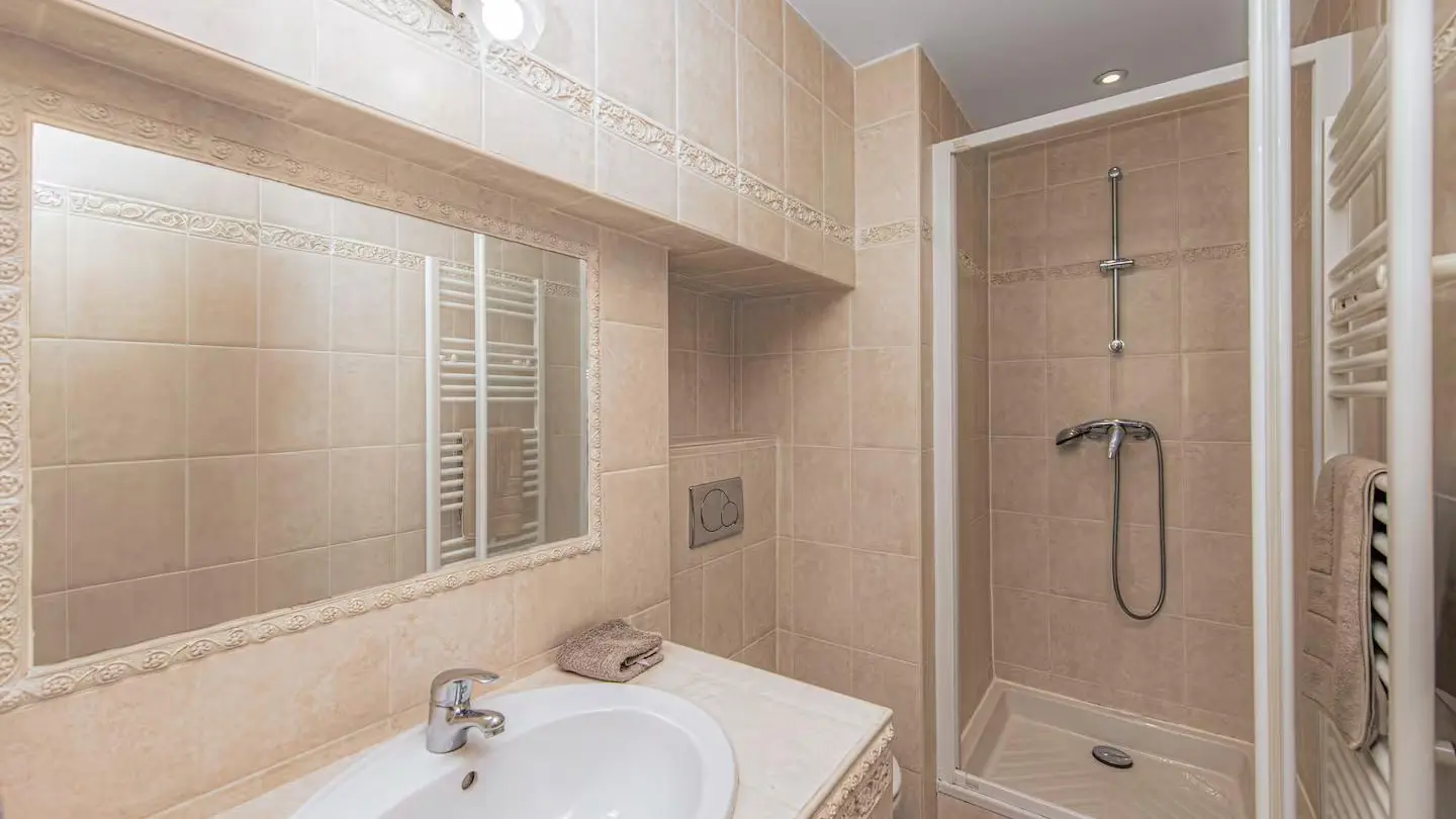 Le Du Guet-Salle d'eau-La Turbie-Gîtes de France des Alpes-Maritimes