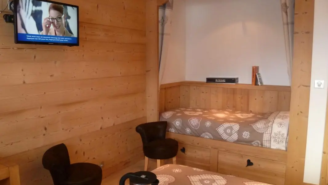 chambre : alcôve avec lit 90 par 190