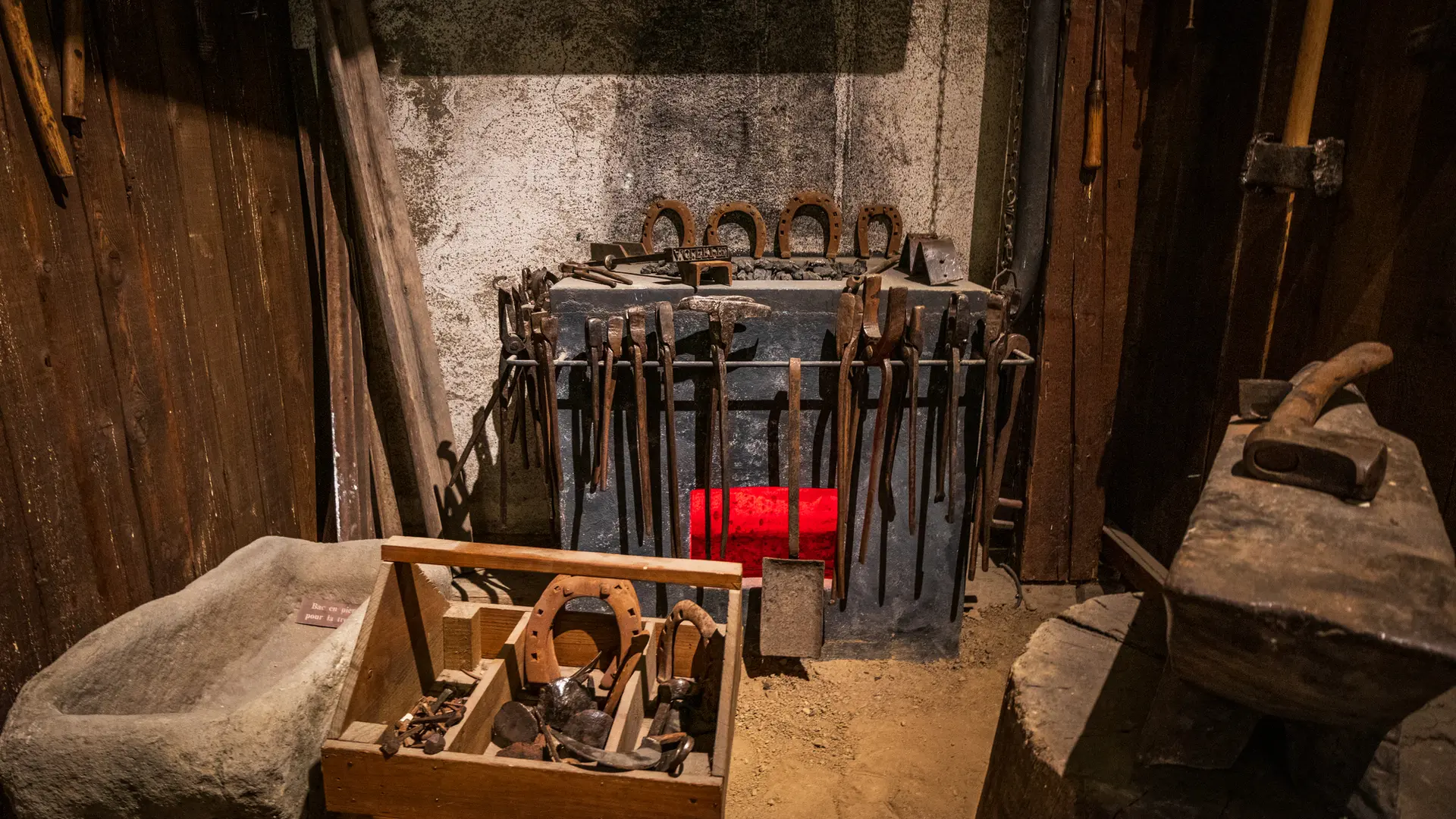 Reconstitution d'un atelier de maréchal-ferrant aumusée patrimonial de Thônes