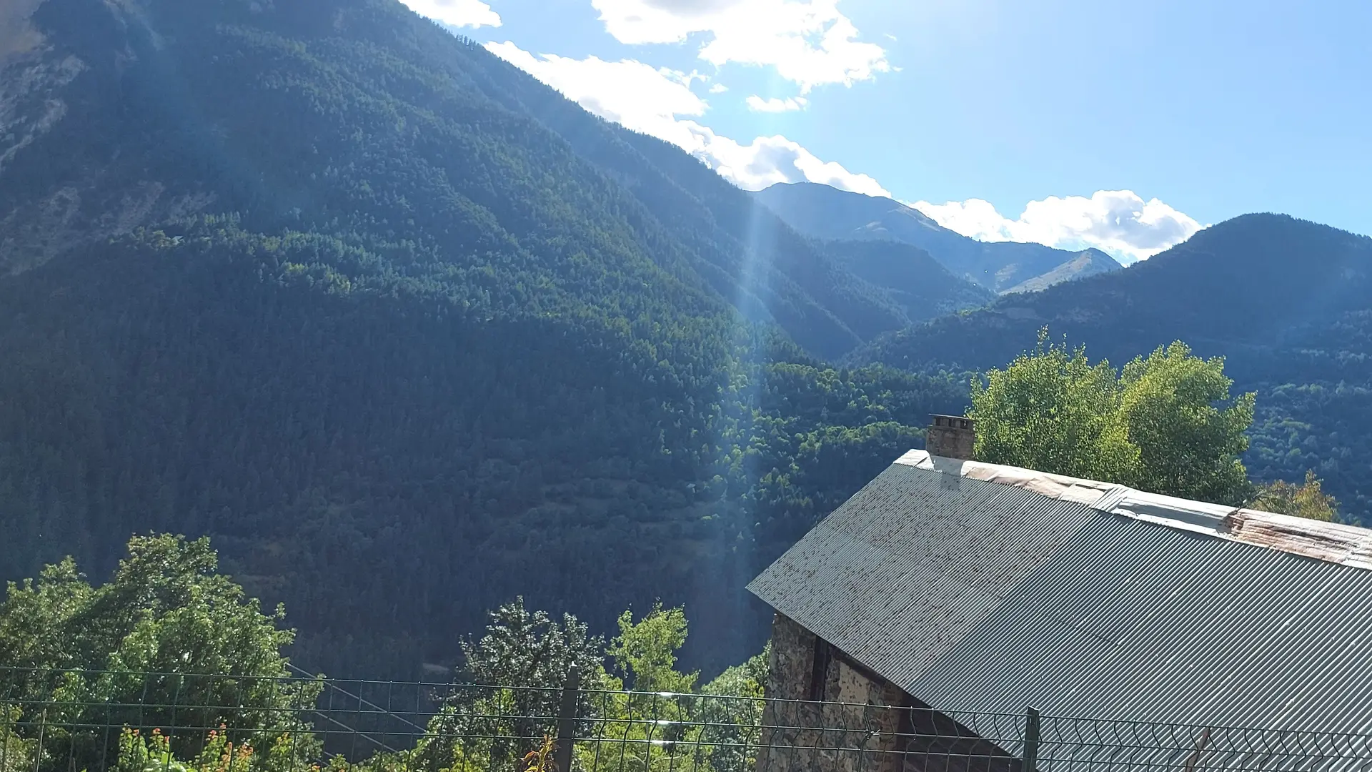 Gîte L'Aubépine de Douans-Vue depuis le gîte-Saint-Étienne-de-Tinée-Gîtes de France des Alpes-Maritimes