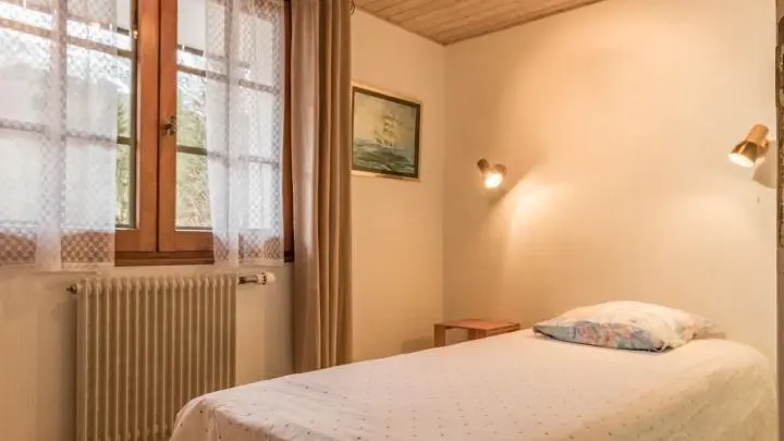 Chambre avec 1 lit simple de 90x190cm et dressing