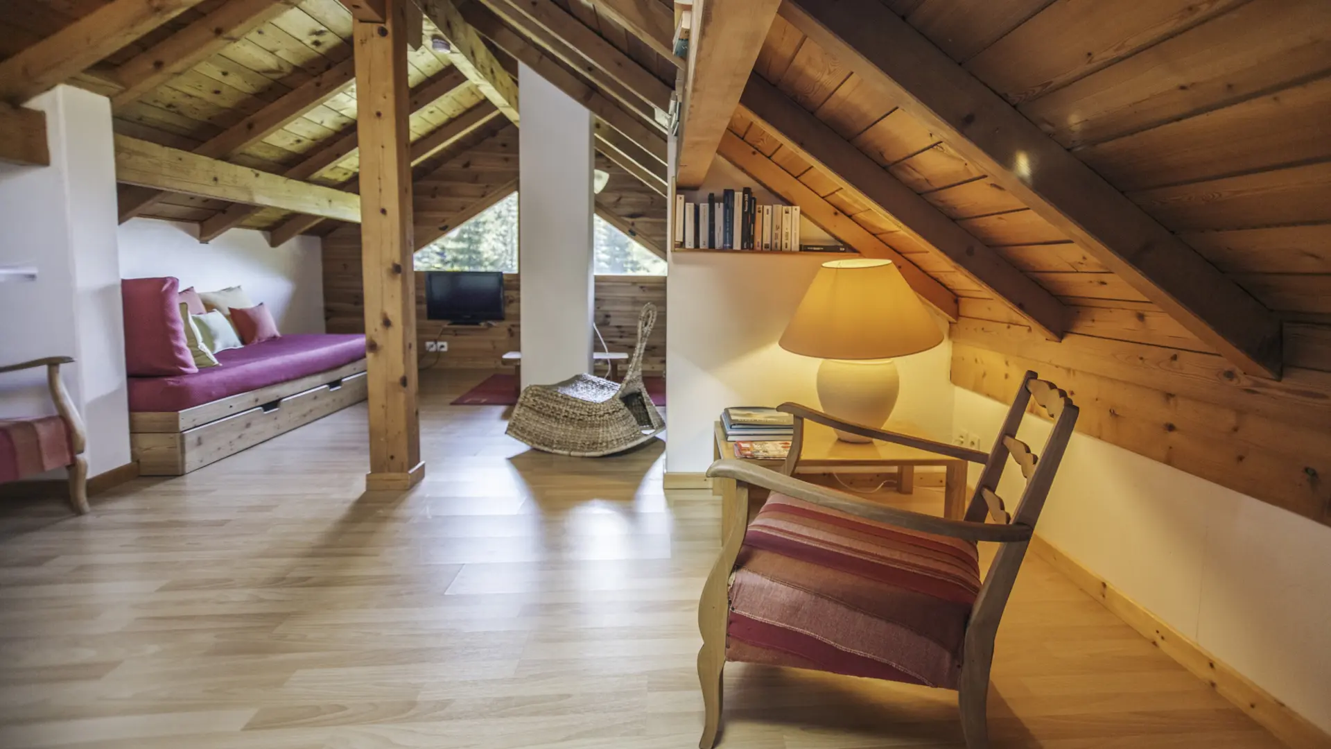 chalet-le-serre-des-oiseaux-mougd-salon-mezzanine-serre-chevalier-chantemerle