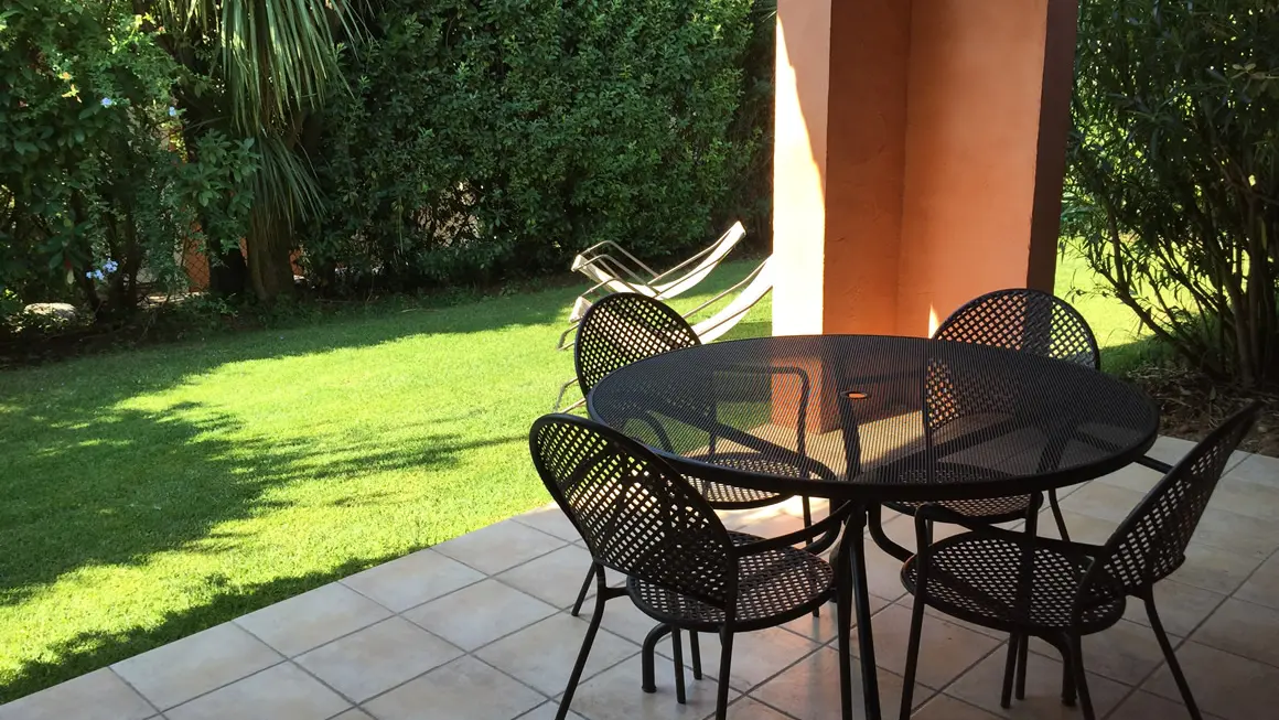 Terrasse couverte, vue sur le jardin