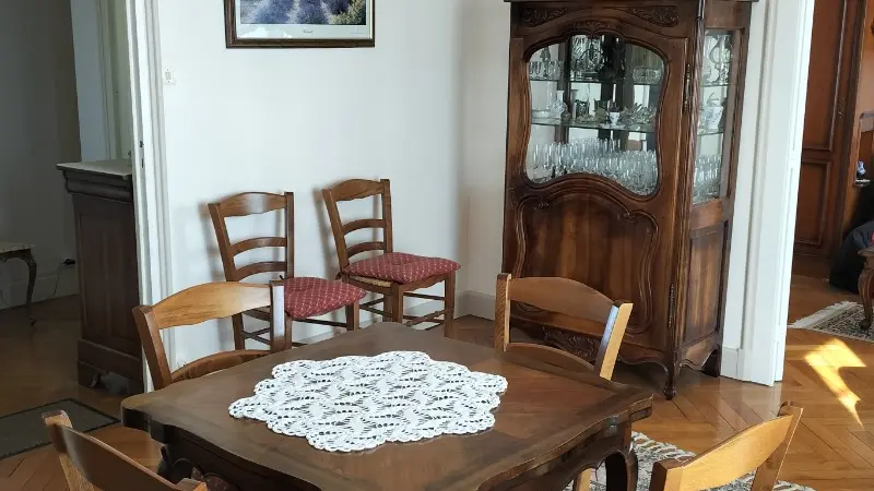 Appartement le Champ de Mars - Cuisine toute équipée accès balcon avec table et chaises
