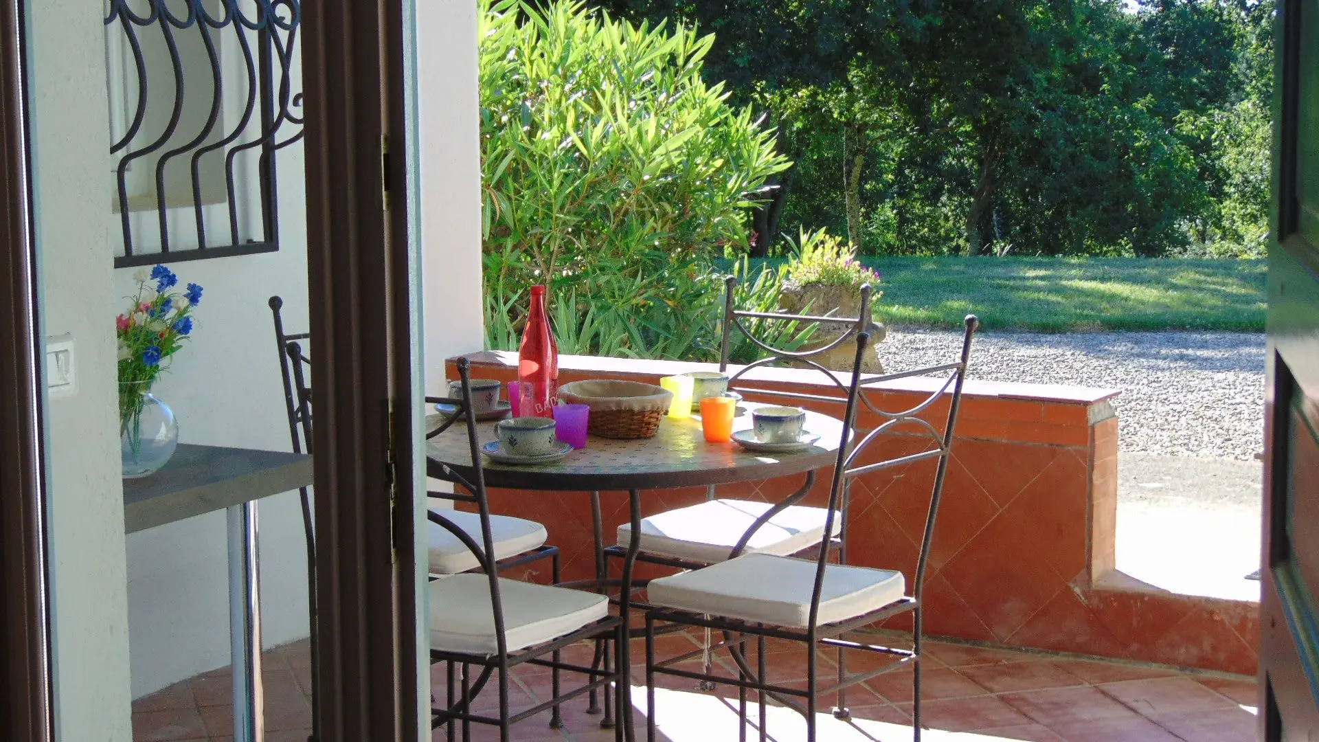 Petite terrasse pour des petits déjeuner en saison