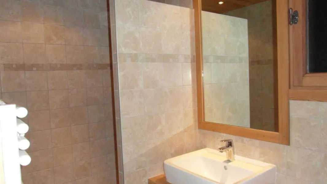 Salle d'eau avec douche italienne, vasque, meubles de rangement,sèche serviettes,
sèche cheveux