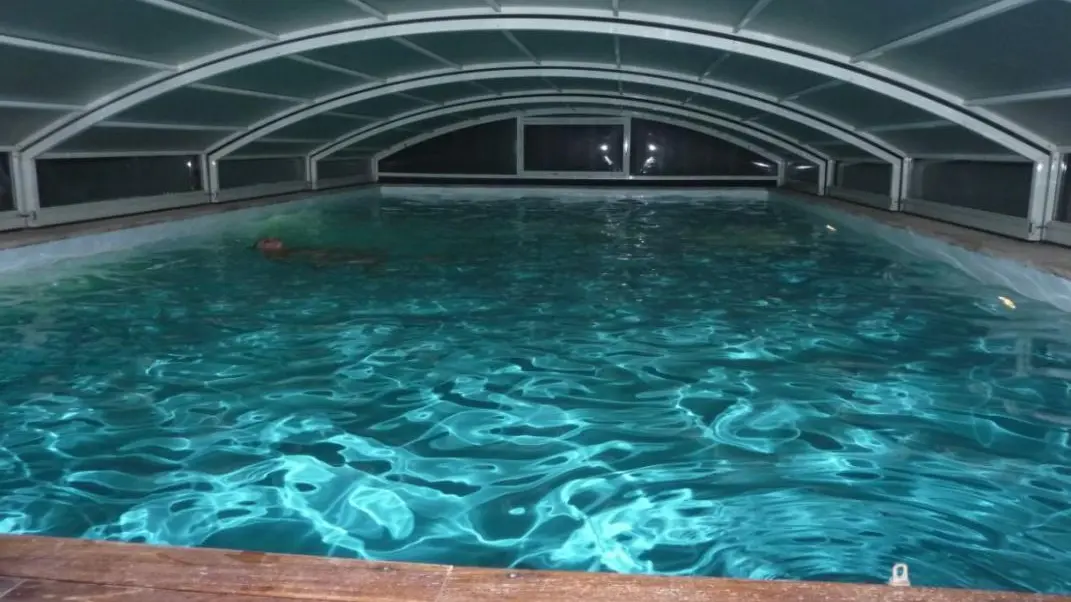 Piscine avec son abris fermé