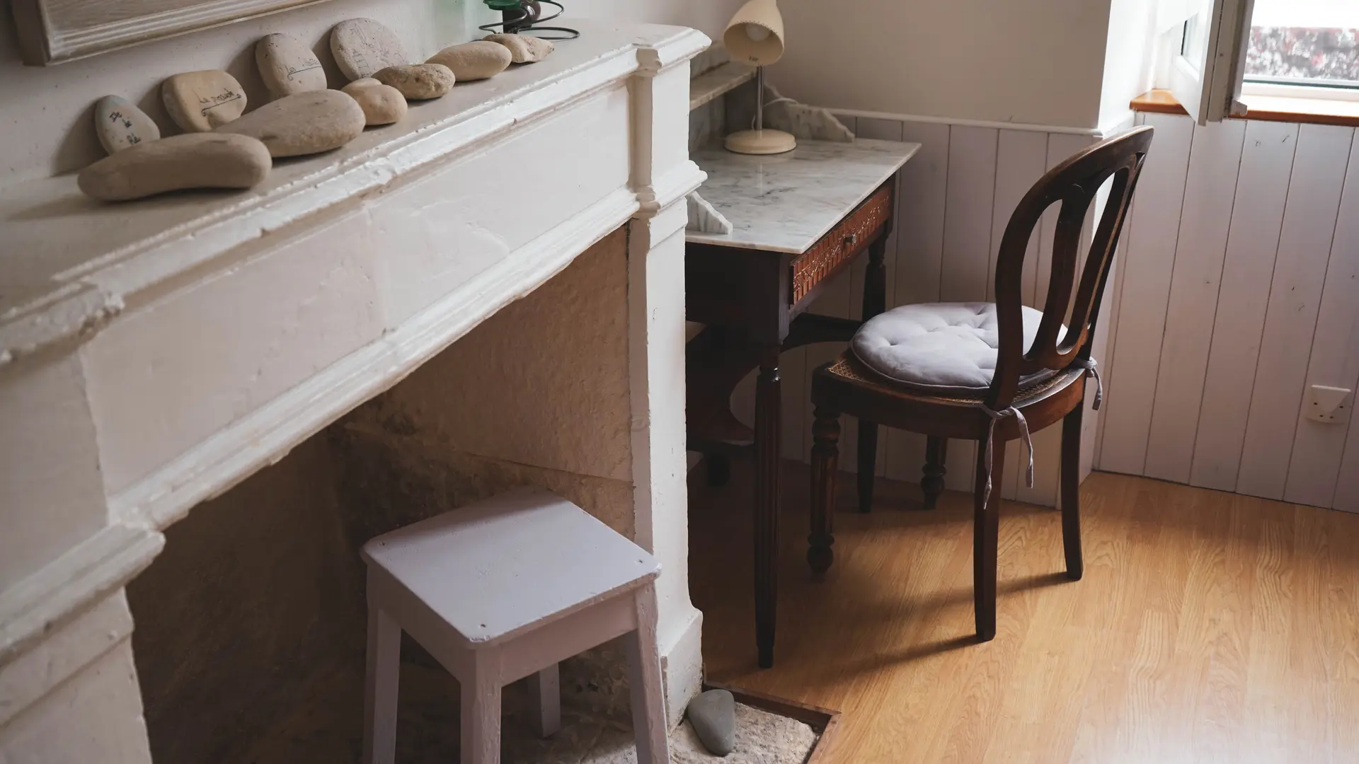 La chambre n°1 coin bureau avec tablier de cheminée rétais d'origine