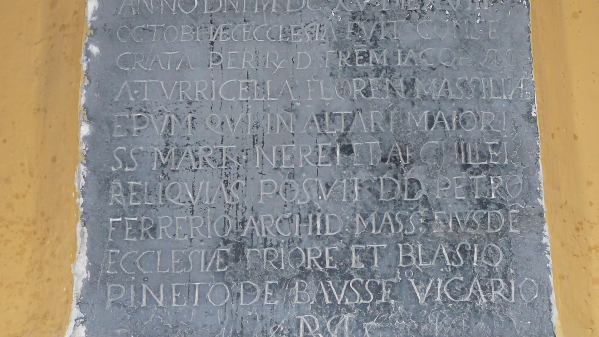 La plaque de consécration de l'église, datant du 18 octobre 1615