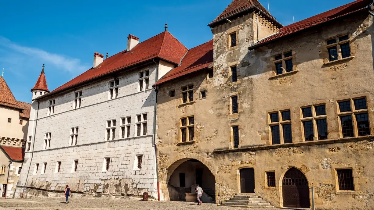 Façades dans la cour du Musée-Château d'Annecy