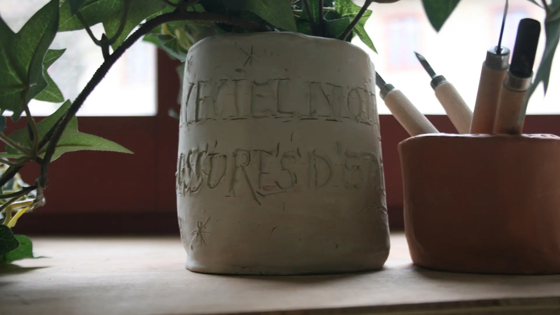Calligraphie sur un pot en argile