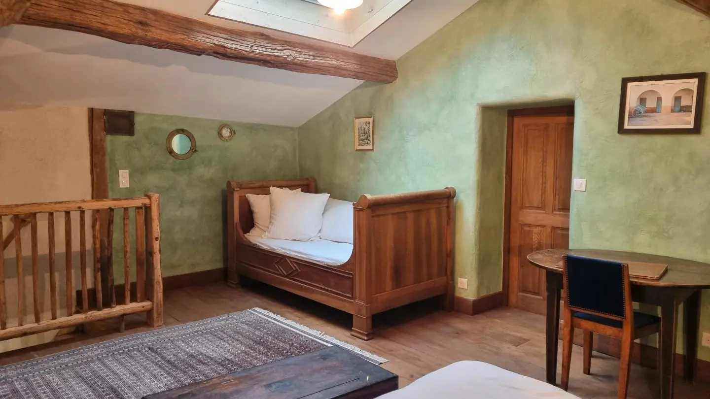 Duplex de Campagne : chambre 5 : mezzanine ouverte avec un lit 140 et un lit d'appoint.