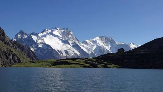 Vue panoramique sur le Lac du Goléon, le refuge et La Meije et ses glaciers en toile de fond - La Grave