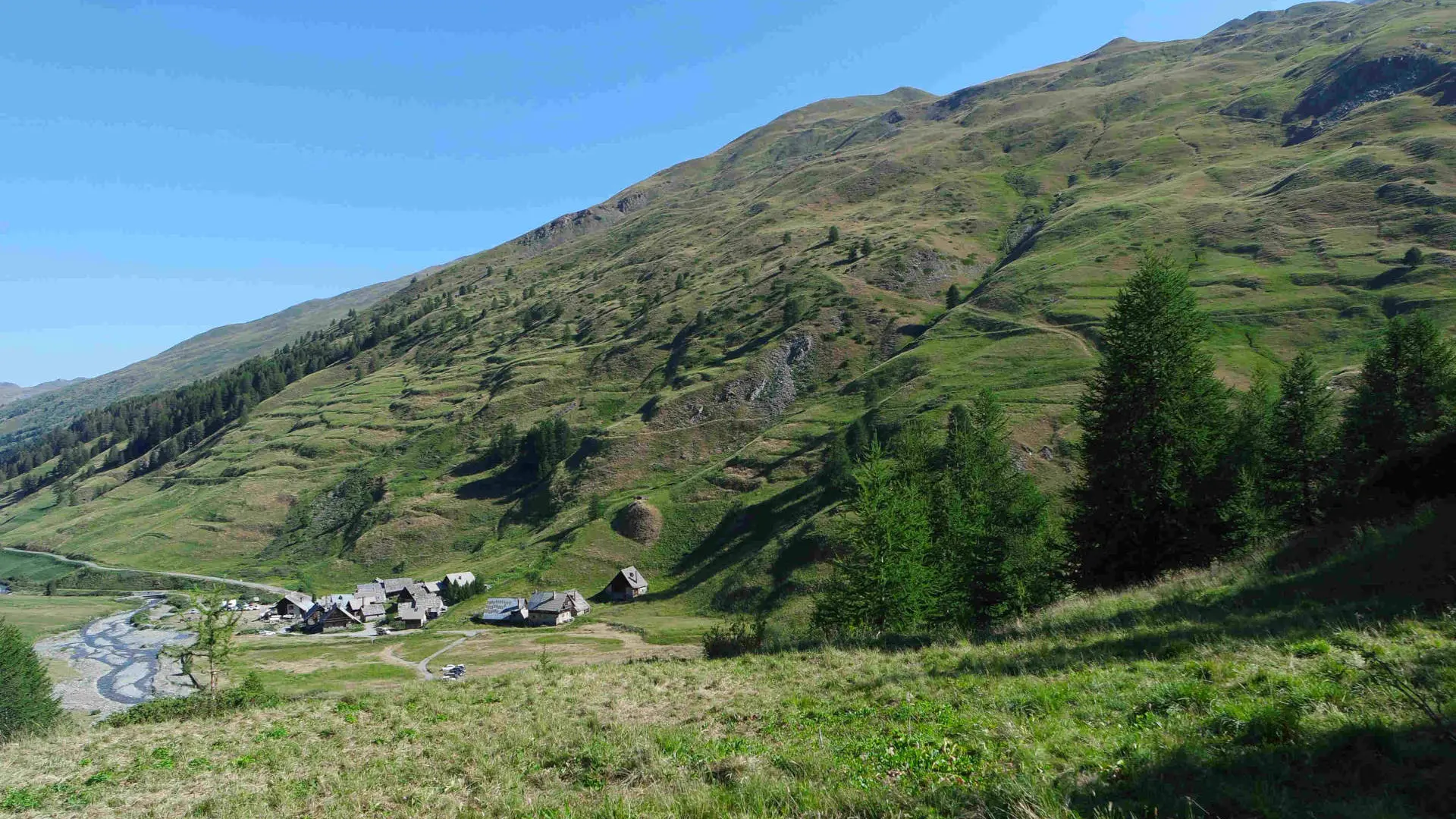 Vue plongeante sur le hameau et le refuge des Fonts