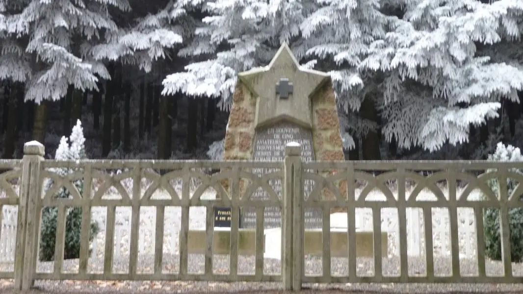 Monument Américain dans les bois au dessus du village, un jour d'hiver !