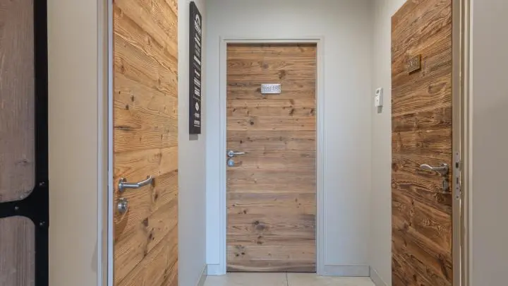 Accès chambres Le Parmelan (tout droit) et La Mandallaz (à droite)