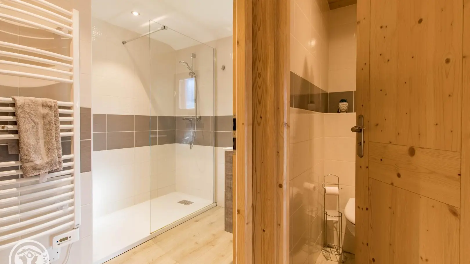 Douche à l'italienne et toilette sur la droite