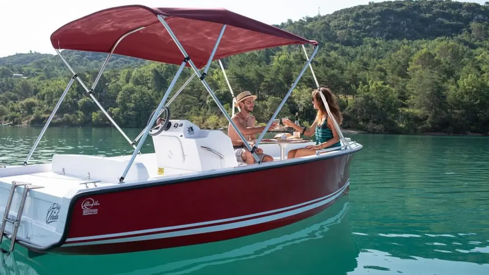 Bateau Sensas sur l'eau