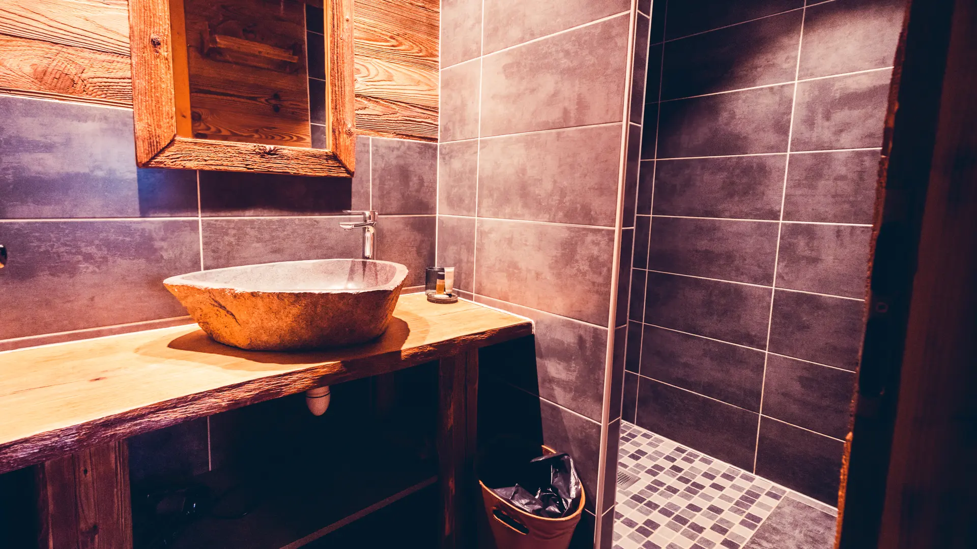 Salle de bain avec douche à l'italienne