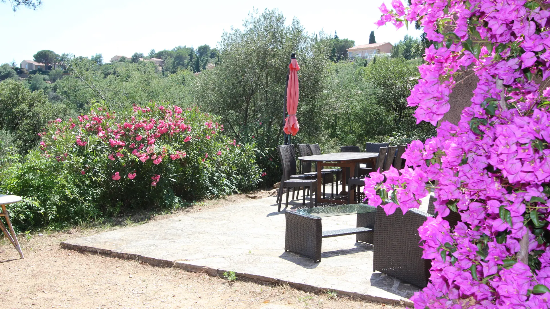 Terrasse et bougainvilliers