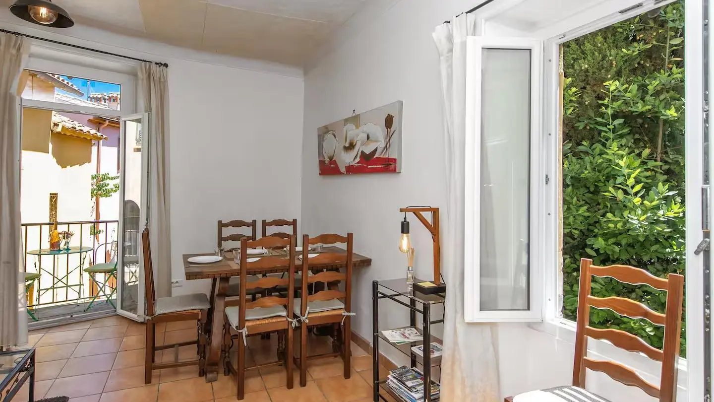 Gîte Mitto - Espace repas ouvert sur balcon - La Turbie - Gîtes de France Alpes-Maritimes