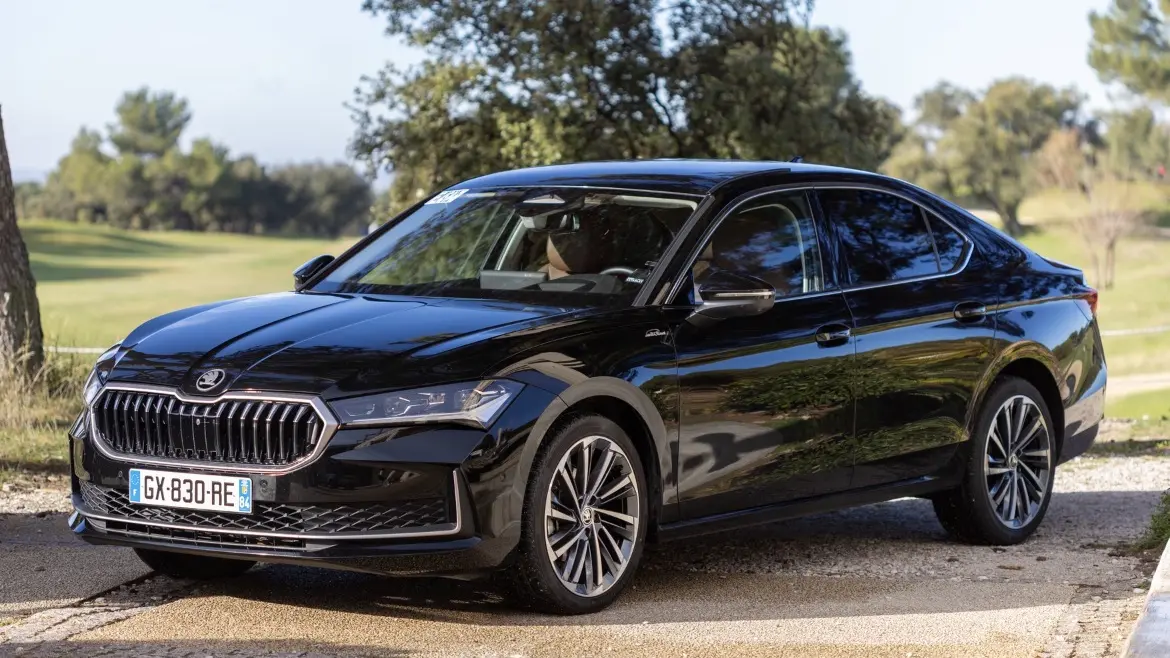 photo berline noire skoda