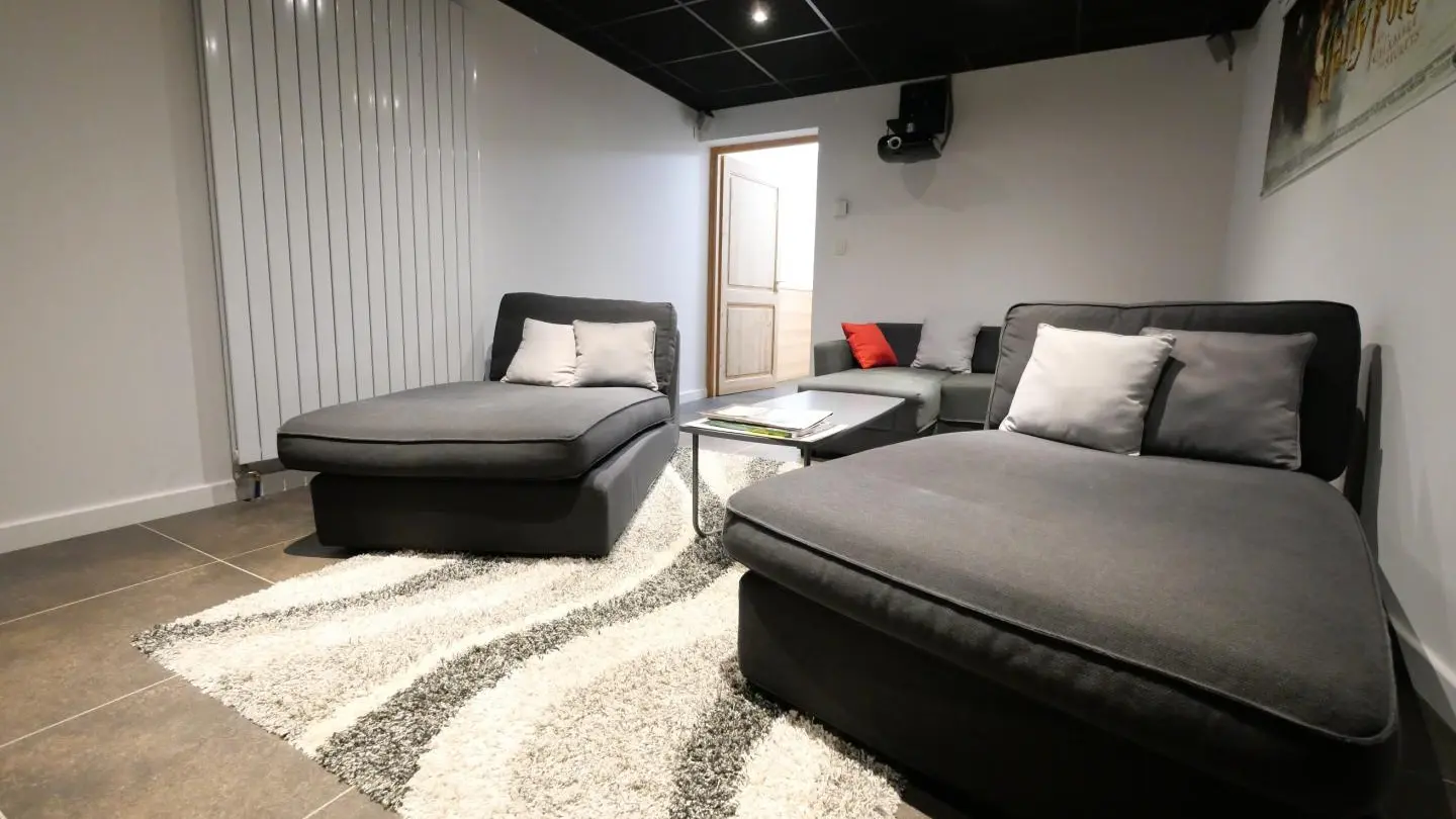 Gîte les chambres d'Orel -  Salle avec home cinéma sur grand écran et vidéothèque