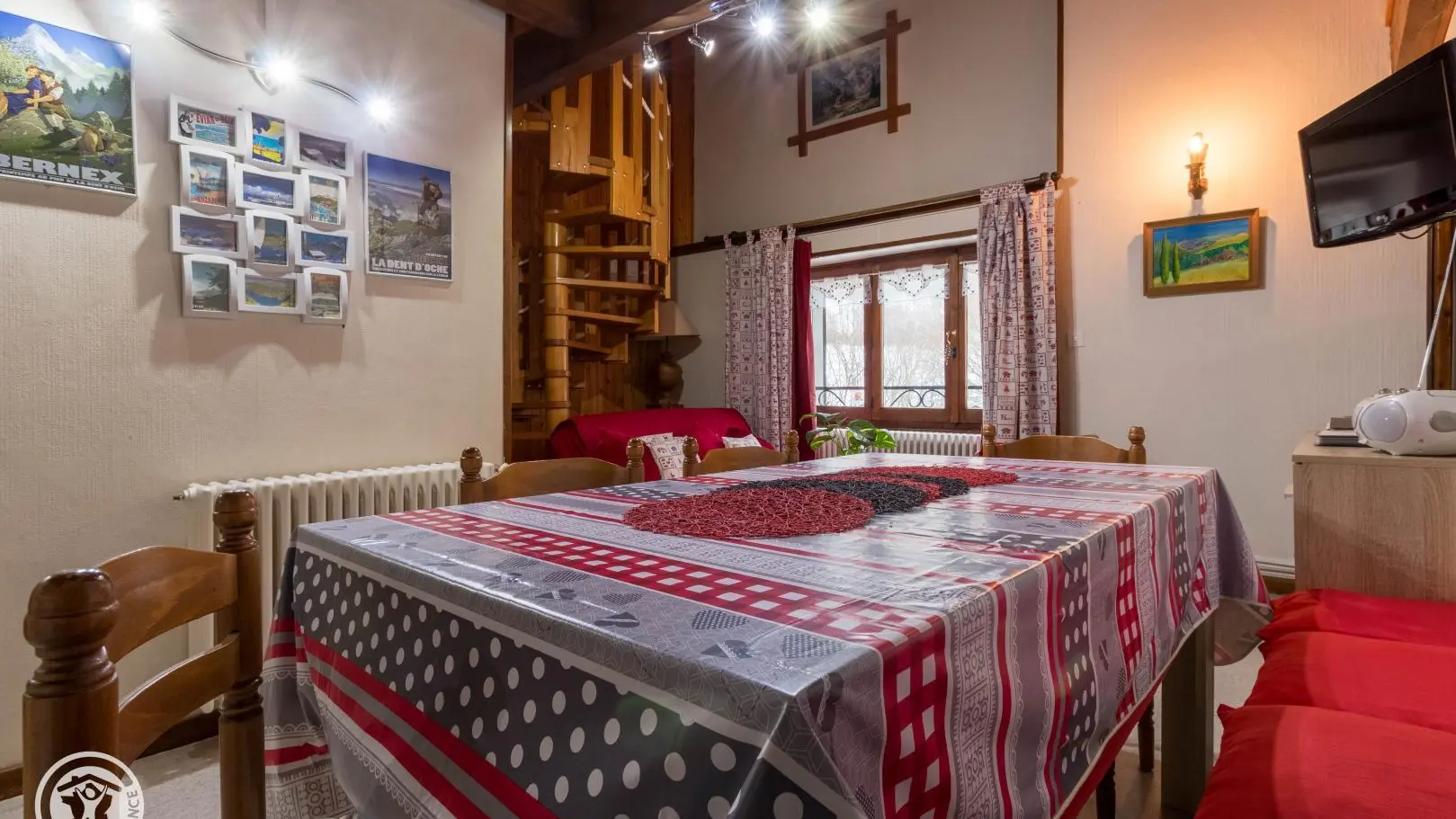 Espace repas et détente (avec TV murale)