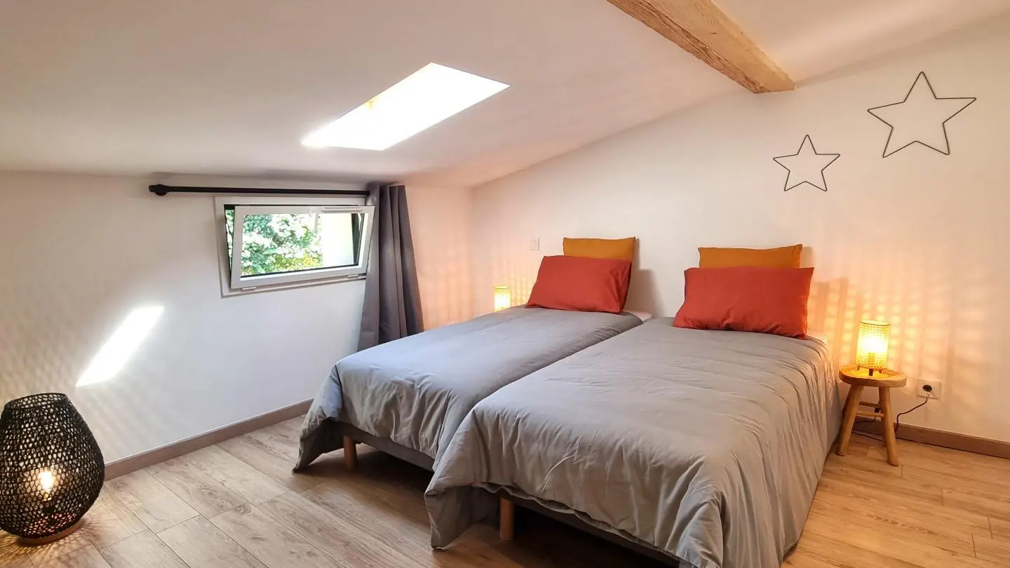 Chambre modulable avec trois lits 90x200cm.