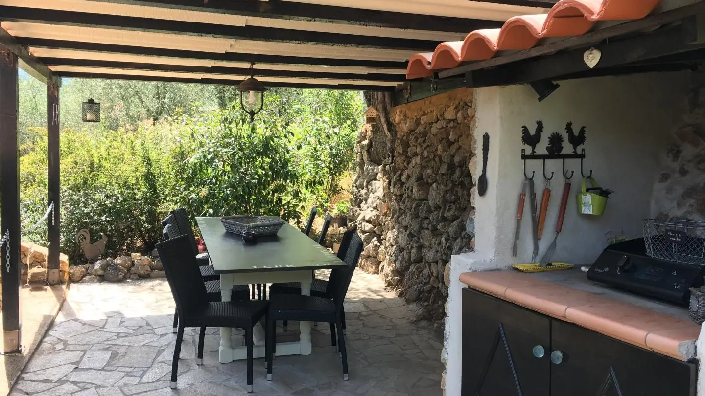 Terrasse avec plancha La Source du Mont à Breil sur Roya - Gîtes de France Alpes-Maritimes