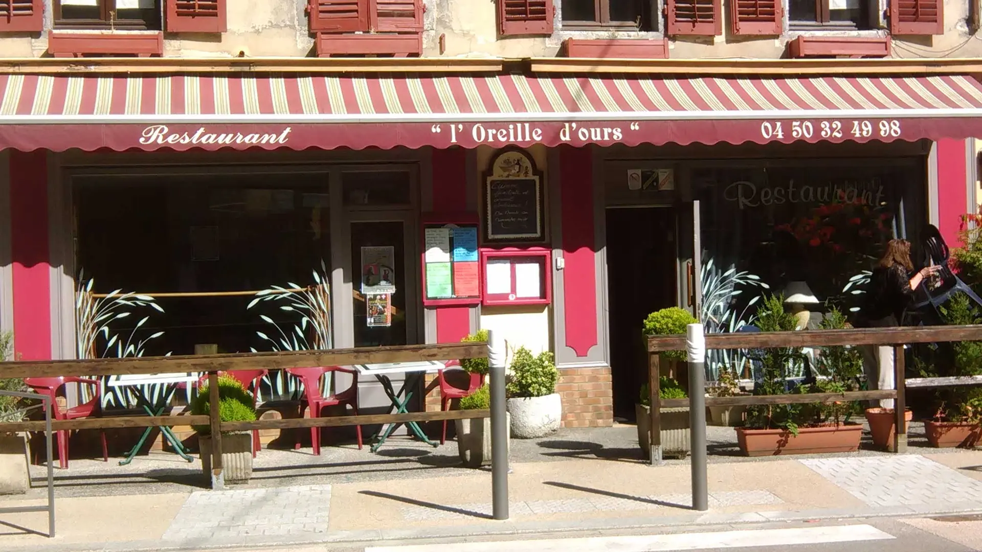 Façade du restaurant traditionel en centre ville de Faverges