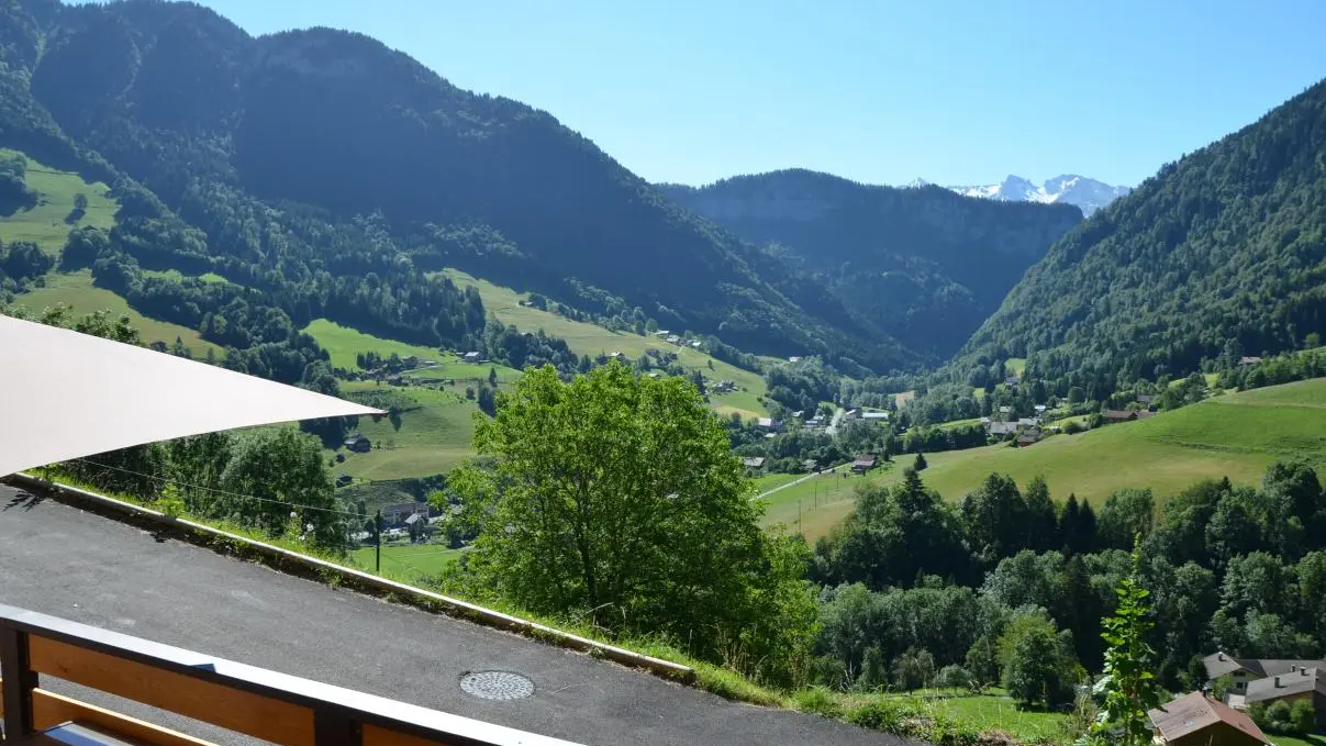 Vue depuis la chambre et le salon sur la chaîne des Aravis