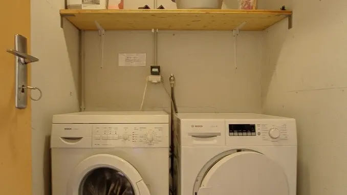 Espace buanderie : lave linge et sèche linge :