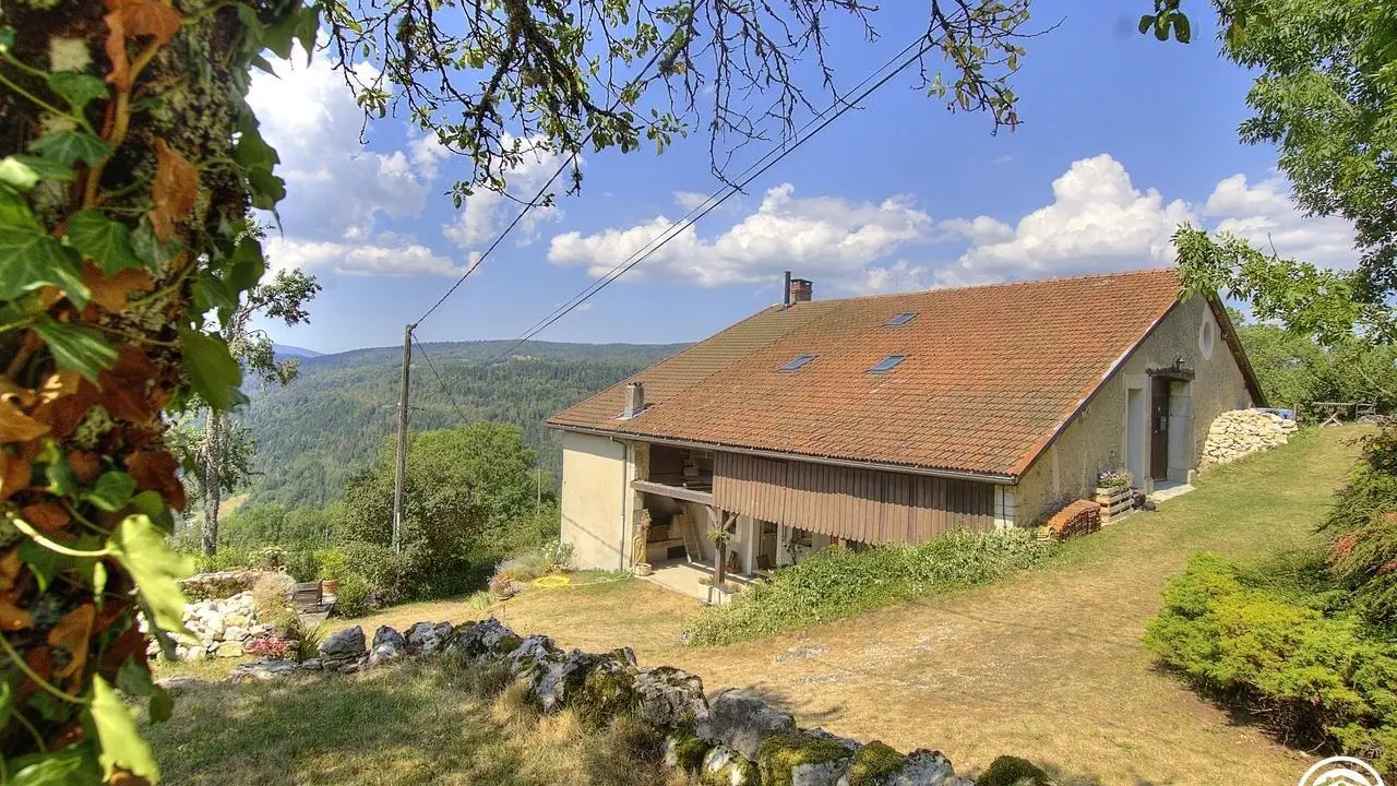 Vue de la maison avec sur la droite la partie gîte et sur la gauche la résidence principale des propriétaires.