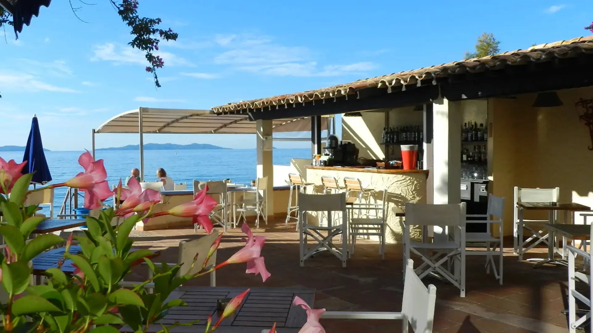 Bar et terrasse bord de mer